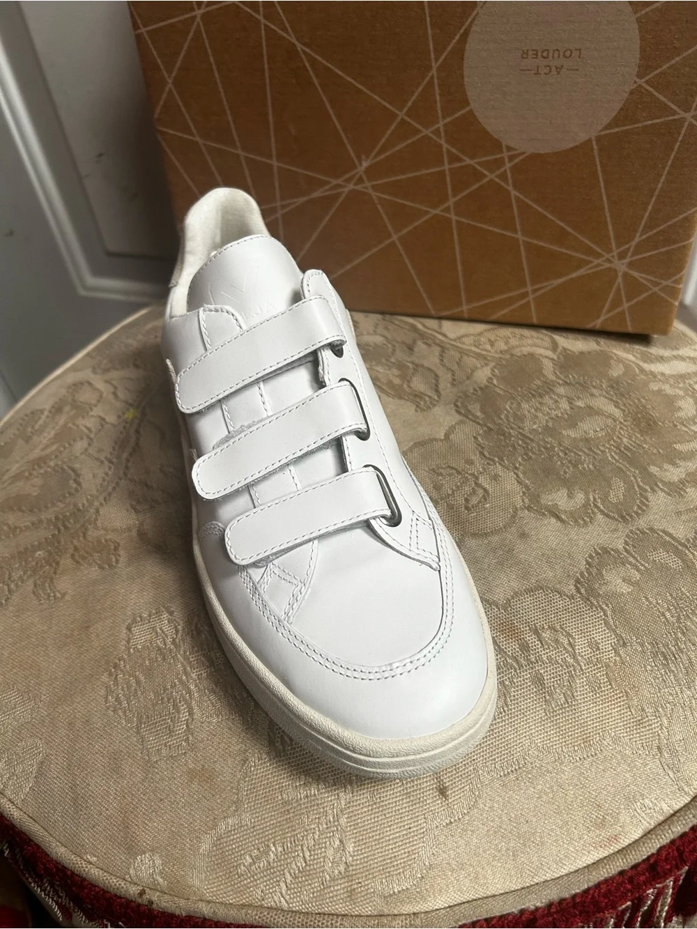 Veja clean white
